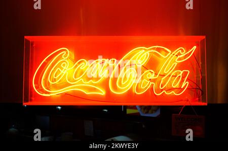 BANGKOK, THAILAND - 11. NOVEMBER: Rotes Coca-Cola-Schild am 11. November 2014. Coca-Cola ist ein kohlensäurehaltiges Erfrischungsgetränk, das in Geschäften, Restaurants und verkaufsautomaten verkauft wird Stockfoto