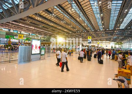 BANGKOK, THAILAND - NOV. 11: Suvarnabhumi Airport Interior am 11. November 2014. Der Flughafen Suvarnabhumi ist einer von zwei internationalen Flughäfen, die Bang anfliegen Stockfoto