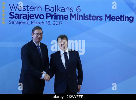 16.03.2017., Sarajewo, Bosnien und Herzegowina - die Premierminister der westlichen Balkanländer trafen sich in Sarajewo auf einer Tagung des Vorsitzenden des Ministerrates von Bosnien und Herzegowina, Denis Zvizdic, zusammen, um gemeinsame regionale Projekte zu erörtern. Ministerpräsident Serbiens Aleksandar Vucic, Vorsitzender des Ministerrates von Bosnien und Herzegowina Denis Zvizdic Denis Zvizdic. Foto: Armin Durgut/HaloPix/PIXSELL Stockfoto