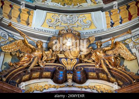 In der Prunksaal-Bibliothek oder in der Österreichischen Nationalbibliothek, Österreich, Wien, spielen Engelinnen Trompetenskulpturen. Die Österreichische Nationallibra Stockfoto