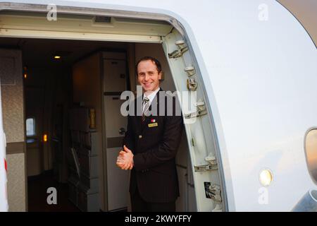 DUBAI, VAE - 31. MÄRZ 2015: Emirates Crew Member of Boeing-777. Emirates ist neben Etihad Ai einer von zwei Flaggenfluggesellschaften der Vereinigten Arabischen Emirate Stockfoto