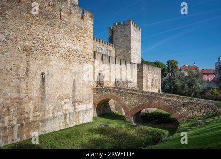 Brücke über den Trockengraben des Schlosses Saint Georges (Castelo de Sao Jorge) - Lissabon, Portugal Stockfoto