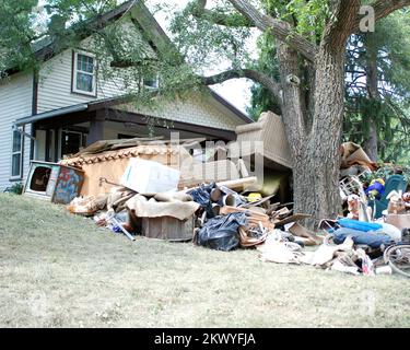 Schwere Stürme, Überschwemmungen und Tornados, Ottawa, Ohio, 27. August 2007 Anwohner stapeln Trümmer auf, die überall abgeholt werden können. Hochwasser in Nord-Zentral-Ohio hat während der Sommerflut mehrere Städte entlang der Ufer beschädigt. Mike Moore/FEMA... Fotos zu Katastrophen- und Notfallmanagementprogrammen, Aktivitäten und Beamten Stockfoto