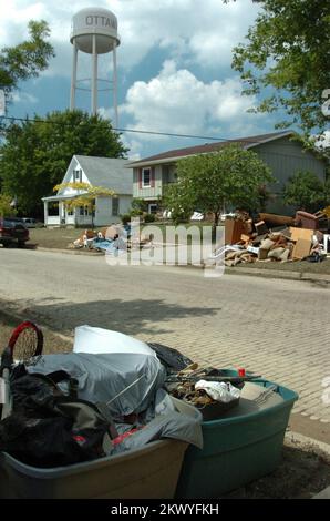 Schwere Stürme, Überschwemmungen und Tornados, Ottawa, Ohio, Am 27. August 2007 wurde eine Straße nach den jüngsten Überschwemmungen in Nord-Zentral-Ohio durch Trümmer verstreut. Die jüngsten Überschwemmungen des Blanchard River haben mehrere Städte am Ufer beschädigt. Mike Moore/FEMA... Fotos zu Katastrophen- und Notfallmanagementprogrammen, Aktivitäten und Beamten Stockfoto