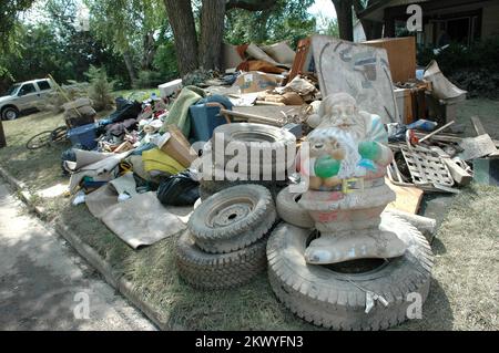 Schwere Stürme, Überschwemmungen und Tornados, Ottawa, Ohio, Am 27. August 2007 stellen die Bewohner weiterhin Müll auf die Straße dieser Stadt. Der Staat Ohio arbeitet hart daran, nach den jüngsten Überschwemmungen aufzuräumen. Mark Wolfe/FEMA.. Fotos zu Katastrophen- und Notfallmanagementprogrammen, Aktivitäten und Beamten Stockfoto