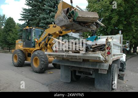 Schwere Stürme, Überschwemmungen und Tornados, Ottawa, Ohio, 27. August 2007 Offizielle des Verkehrsministeriums von Ohio säubern Trümmer, die durch Überschwemmungen des Blanchard River verursacht wurden. Ohio ist einer von mehreren Staaten des Mittleren Westens, die kürzlich von umfangreichen Überschwemmungen heimgesucht wurden. Mark Wolfe/FEMA.. Fotos zu Katastrophen- und Notfallmanagementprogrammen, Aktivitäten und Beamten Stockfoto