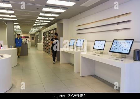 HONGKONG - 16. APRIL 2015: Elektronik-Shop mit Apple-Gadgets. Apple Inc. Ist ein amerikanisches multinationales Unternehmen mit Hauptsitz in Cupertino, Calif Stockfoto