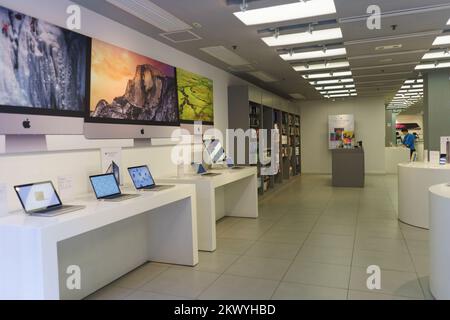 HONGKONG - 16. APRIL 2015: Elektronik-Shop mit Apple-Gadgets. Apple Inc. Ist ein amerikanisches multinationales Unternehmen mit Hauptsitz in Cupertino, Calif Stockfoto