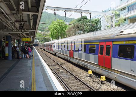 HONGKONG - 17. APRIL 2015: Mass Transit Railway Station. MTR ist das Eisenbahnsystem für den schnellen Transit in Hongkong. Es ist eine der profitabelsten Stockfoto