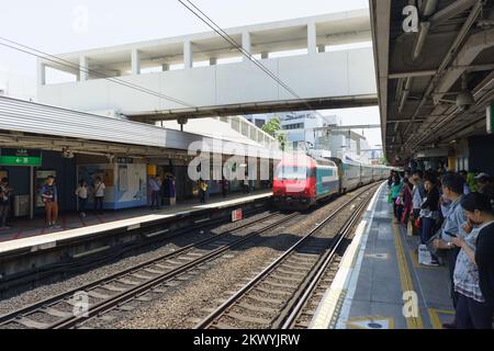 HONGKONG - 17. APRIL 2015: Mass Transit Railway Station. MTR ist das Eisenbahnsystem für den schnellen Transit in Hongkong. Es ist eine der profitabelsten Stockfoto