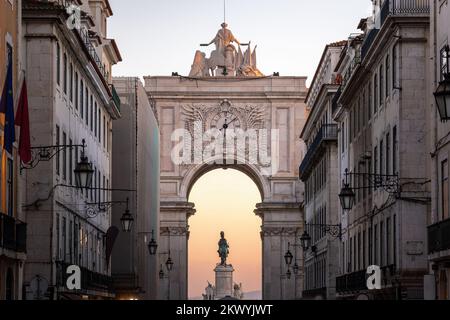 Rua Augusta Arch bei Sonnenuntergang mit König Dom Jose I Statue im Hintergrund - Lissabon, Portugal Stockfoto