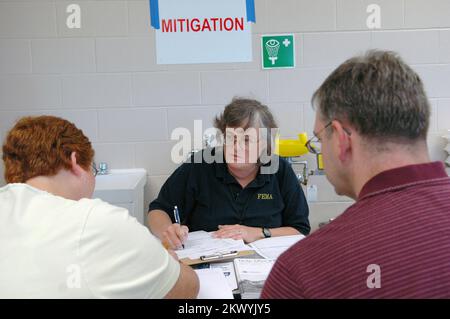 Schwere Stürme, Überschwemmungen und Tornados, Ottawa, Ohio, Am 1. September 2007 spricht Ein FEMA-Spezialist für Risikominderung mit den Bewohnern des Ottawa Disaster Recovery Center. Die FEMA fördert den Wiederaufbau für von Naturkatastrophen betroffene Einwohner besser, stärker und sicherer. Mark Wolfe/FEMA.. Fotos zu Katastrophen- und Notfallmanagementprogrammen, Aktivitäten und Beamten Stockfoto