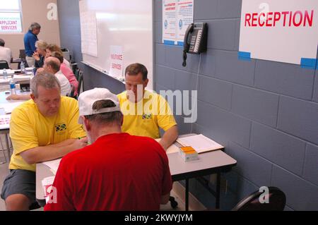 Schwere Stürme, Überschwemmungen und Tornados, Ottawa, Ohio, Am 1. September 2007 melden sich Freiwillige an, die das Ottawa Disaster Recovery Center (DRC) besuchen. DRCs werden geöffnet, um Bewohnern einen Platz zu geben, um Fragen zum FEMA-Wiederherstellungsprozess zu stellen. Mark Wolfe/FEMA.. Fotos zu Katastrophen- und Notfallmanagementprogrammen, Aktivitäten und Beamten Stockfoto