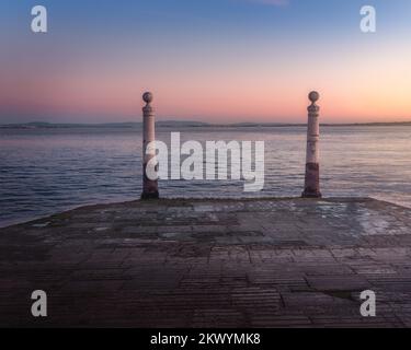 Cais das Colunas (Columns Pier) und der Fluss Tejo bei Sonnenuntergang - Lissabon, Portugal Stockfoto