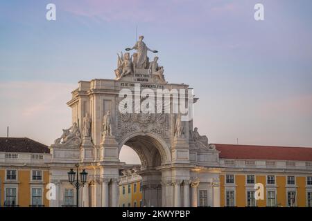 Rua Augusta Arch am Praca do Comercio Plaza bei Sonnenuntergang - Lissabon, Portugal Stockfoto