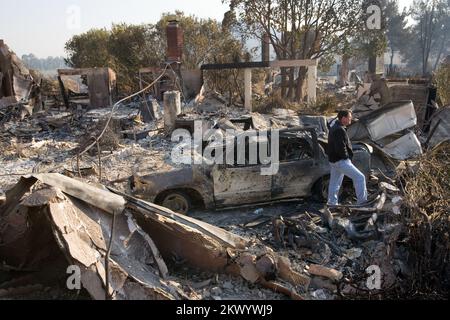 Wildfire, Rancho Bernardo, Kalifornien, NBC-Reporter vom 26,2007. Oktober, Jay Gray untersucht Schäden in Rancho Bernardo, wo Waldbrände einen Großteil der Nachbarschaft zerstörten. Andrea Booher/FEMA... Fotos zu Katastrophen- und Notfallmanagementprogrammen, Aktivitäten und Beamten Stockfoto