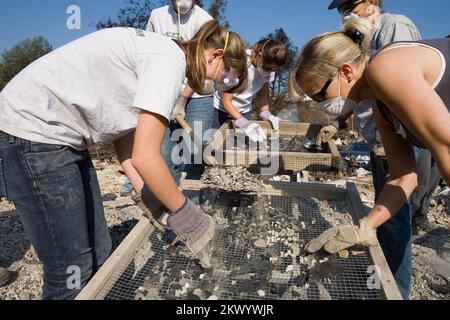 Wildfire, Rancho Bernardo, CA, 26. Oktober 2007 Freunde und Freiwillige durchforsten die Häuser der Bewohner auf der Suche nach Wertsachen im Rancho Bernardo Viertel. Andrea Booher/FEMA... Fotos zu Katastrophen- und Notfallmanagementprogrammen, Aktivitäten und Beamten Stockfoto