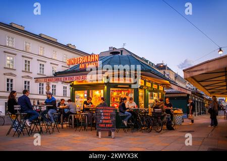 Restaurants auf dem Naschmarkt in Wien, Österreich. Der Naschmarkt in Wien ist der berühmteste Lebensmittelmarkt in Wien. Es liegt zwischen uns Stockfoto