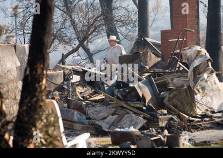 Wildfire, Rancho Bernardo, CA, 28. Oktober 2007 Freunde helfen einander bei der Suche nach persönlichen Gegenständen in diesem Haus in Rancho Bernardo, das von den San Diego Wildfire zerstört wurde Andrea Booher/FEMA... Fotos zu Katastrophen- und Notfallmanagementprogrammen, Aktivitäten und Beamten Stockfoto