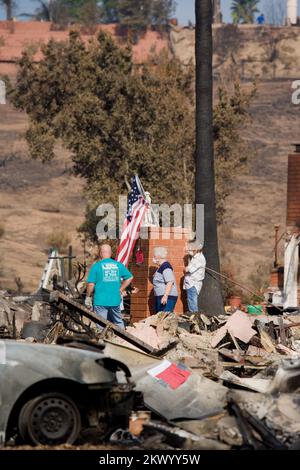 Wildfire, Rancho Bernardo, Kalifornien, 28. Oktober 2007 Einwohner kehren in ihre Häuser zurück und suchen nach Besitztümern in den Trümmern, die von den San Diego Wildfire hinterlassen wurden. Andrea Booher/FEMA... Fotos zu Katastrophen- und Notfallmanagementprogrammen, Aktivitäten und Beamten Stockfoto