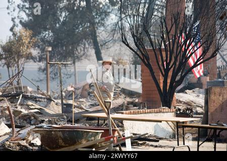 Wildfire, Rancho Bernardo, CA, 28. Oktober 2007 Ein Freund der Familie hilft bei der Suche nach persönlichen Gegenständen in diesem Haus in Rancho Bernardo, das von den Waldbränden in San Diego zerstört wurde. Andrea Booher/FEMA... Fotos zu Katastrophen- und Notfallmanagementprogrammen, Aktivitäten und Beamten Stockfoto