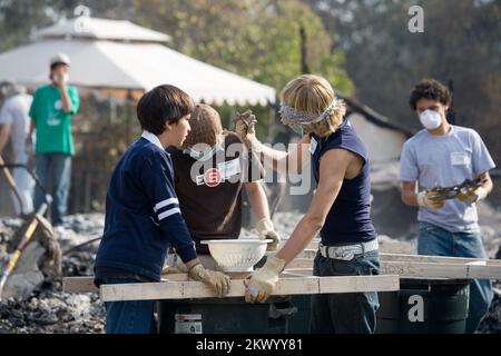 Wildfire, Rancho Bernardo, CA, 28. Oktober 2007 Freunde und Freiwillige durchforsten die Häuser der Bewohner auf der Suche nach Wertsachen im Rancho Bernardo Viertel. Andrea Booher/FEMA... Fotos zu Katastrophen- und Notfallmanagementprogrammen, Aktivitäten und Beamten Stockfoto