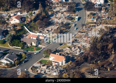 Wildfire, Rancho Bernardo, CA, 31. Oktober 2007 Luftaufnahme von Häusern, die in der Nachbarschaft Rancho Bernardo aufgrund der südkalifornischen Waldbrände zerstört wurden. Andrea Booher/FEMA... Fotos zu Katastrophen- und Notfallmanagementprogrammen, Aktivitäten und Beamten Stockfoto