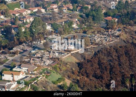 Wildfire, Rancho Bernardo, CA, 31. Oktober 2007 Luftaufnahme von Häusern, die in der Nachbarschaft Rancho Bernardo aufgrund der südkalifornischen Waldbrände zerstört wurden. Andrea Booher/FEMA... Fotos zu Katastrophen- und Notfallmanagementprogrammen, Aktivitäten und Beamten Stockfoto