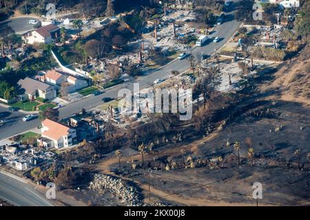 Wildfire, Rancho Bernardo, CA, 31. Oktober 2007 Luftaufnahme von Häusern, die in einem Rancho Bernardo-Viertel aufgrund der südkalifornischen Waldbrände zerstört wurden. Andrea Booher/FEMA... Fotos zu Katastrophen- und Notfallmanagementprogrammen, Aktivitäten und Beamten Stockfoto