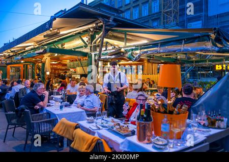 Restaurants auf dem Naschmarkt in Wien, Österreich. Der Naschmarkt in Wien ist der berühmteste Lebensmittelmarkt in Wien. Es liegt zwischen uns Stockfoto