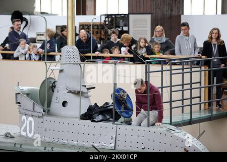 18.04.2017., Kroatien, Zagreb - vom Dienstag, 18. April bis Sonntag, 23. April 2017 haben Besucher des Technischen Museums Nikola Tesla wieder eine ungewöhnliche Gelegenheit, die inneren Weltraritäten zu besichtigen, die ursprünglichen U-Boote aus dem Zweiten Weltkrieg. Foto: Borna Filic/PIXSELL Stockfoto