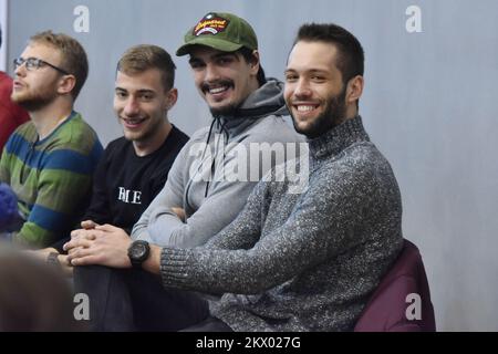 19.04.2017., Baldekin Hall, Sibenik, Kroatien - Dario Saric, ein kroatischer Profi-Basketballspieler für die Philadelphia 76ers der National Basketball Association und kroatischer Nationalmannschaftsspieler, sehen Sie sich das Spiel zwischen BC Sibenik und BC Cibona an. Foto: Hrvoje Jelavic/PIXSELL Stockfoto