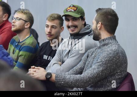 19.04.2017., Baldekin Hall, Sibenik, Kroatien - Dario Saric, ein kroatischer Profi-Basketballspieler für die Philadelphia 76ers der National Basketball Association und kroatischer Nationalmannschaftsspieler, sehen Sie sich das Spiel zwischen BC Sibenik und BC Cibona an. Foto: Hrvoje Jelavic/PIXSELL Stockfoto