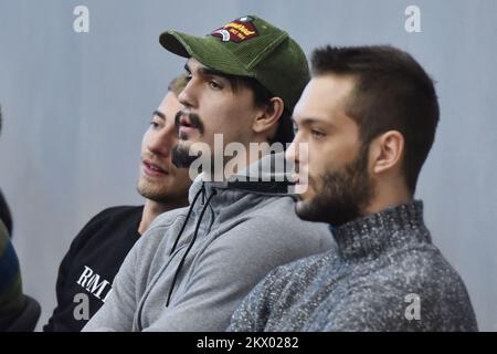 19.04.2017., Baldekin Hall, Sibenik, Kroatien - Dario Saric, ein kroatischer Profi-Basketballspieler für die Philadelphia 76ers der National Basketball Association und kroatischer Nationalmannschaftsspieler, sehen Sie sich das Spiel zwischen BC Sibenik und BC Cibona an. Foto: Hrvoje Jelavic/PIXSELL Stockfoto