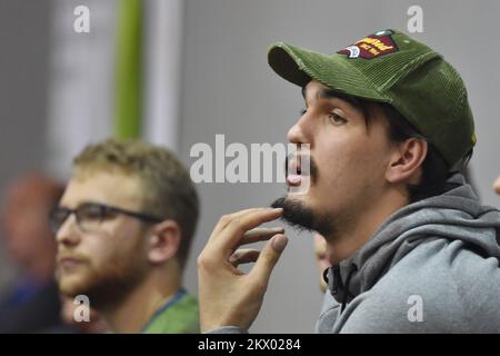 19.04.2017., Baldekin Hall, Sibenik, Kroatien - Dario Saric, ein kroatischer Profi-Basketballspieler für die Philadelphia 76ers der National Basketball Association und kroatischer Nationalmannschaftsspieler, sehen Sie sich das Spiel zwischen BC Sibenik und BC Cibona an. Foto: Hrvoje Jelavic/PIXSELL Stockfoto