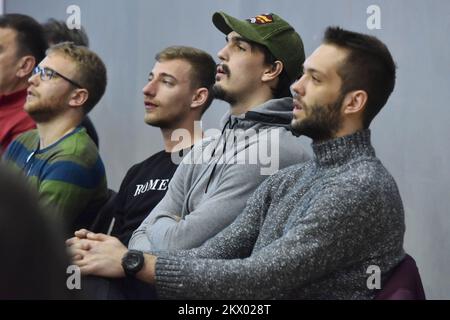 19.04.2017., Baldekin Hall, Sibenik, Kroatien - Dario Saric, ein kroatischer Profi-Basketballspieler für die Philadelphia 76ers der National Basketball Association und kroatischer Nationalmannschaftsspieler, sehen Sie sich das Spiel zwischen BC Sibenik und BC Cibona an. Foto: Hrvoje Jelavic/PIXSELL Stockfoto