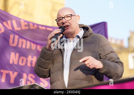 Dave ward, Generalsekretär der Communication Workers Union (CWU), spricht bei einer Kundgebung außerhalb von Kings Cross Station, London, da Mitglieder der University and College Union (UCU) an einer 24-stündigen Unterbrechung von Hochschulmitarbeitern in einem andauernden Streit um Bezahlung, Renten und Bedingungen teilnehmen. Bilddatum: Mittwoch, 30. November 2022. Stockfoto