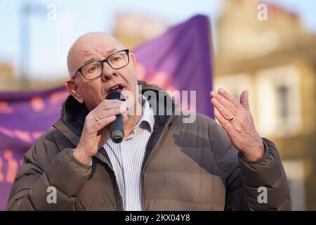 Dave ward, Generalsekretär der Communication Workers Union (CWU), spricht bei einer Kundgebung außerhalb von Kings Cross Station, London, da Mitglieder der University and College Union (UCU) an einer 24-stündigen Unterbrechung von Hochschulmitarbeitern in einem andauernden Streit um Bezahlung, Renten und Bedingungen teilnehmen. Bilddatum: Mittwoch, 30. November 2022. Stockfoto