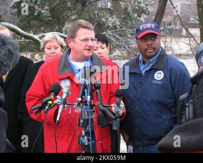 Schwere Winterstürme, Oklahoma City, OK, 12/12/2007 Albert ashwood, Director of Oklahoma Department of Emergency Management (links), und Phillip Parr, FEMA Federal Coordinating Officer (rechts), beantworten die Fragen der Reporter zu den Wiederaufbaumaßnahmen nach dem Eissturm vom 8. Dezember. Earl Armstrong/FEMA... Fotos zu Katastrophen- und Notfallmanagementprogrammen, Aktivitäten und Beamten Stockfoto