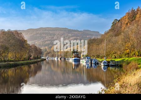 Caledonian Canal Dochgarroch Inverness ein Herbsttag und Boote liegen im Kanal unter der Schleuse Stockfoto