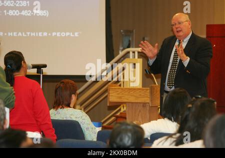 Hurricane Rita, Lake Charles, LA, 28. Februar 2008 Gary Noonan von CDC präsentiert und beantwortet Fragen von Hurricane Rita Opfern Donnerstag in Lake Charles, Louisiana über die Testergebnisse und möglichen gesundheitlichen Auswirkungen von Formaldehyd in temporären Wohneinheiten der FEMA. Fotos zu Katastrophen- und Notfallmanagementprogrammen, Aktivitäten und Beamten Stockfoto