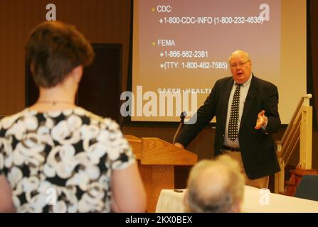 Hurricane Rita, Lake Charles, LA, 28. Februar 2008 Centers for Disease Control (CDC) 's Gary Noonan beantwortet Fragen von Hurricane Rita Opfern Donnerstag in Lake Charles, Louisiana zu den Testergebnissen und möglichen gesundheitlichen Auswirkungen von Formaldehyd in temporären Wohneinheiten der FEMA. .. Fotos zu Katastrophen- und Notfallmanagementprogrammen, Aktivitäten und Beamten Stockfoto