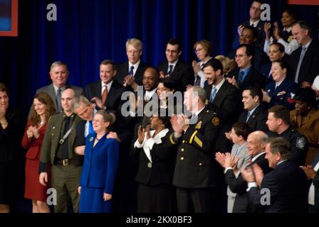 Washington, DC, 6. März 2008 Präsident George Bush spricht mit einem der DHS-Mitarbeiter, der während des 5.-jährigen DHS-Jubiläums in DER DAR Constitution Hall in Washington, DC, ausgewählt wurde, mit ihm auf der Bühne zu stehen. .. Fotos zu Katastrophen- und Notfallmanagementprogrammen, Aktivitäten und Beamten Stockfoto