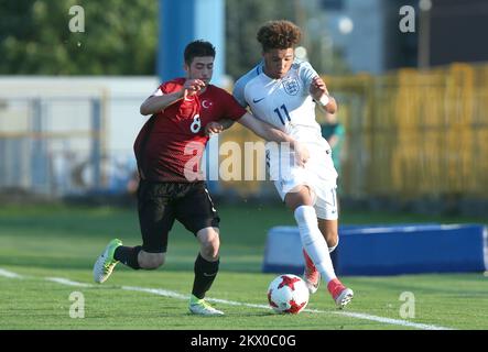 16.05.2017., Zapresic, Kroatien - Halbfinale UEFA Europameisterschaft U-17, Türkei - England. Kerem Kesgin; Jadon Sancho Foto: Sanjin Strukic/PIXSELL Stockfoto