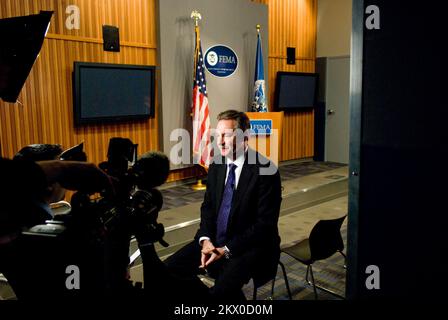 Washington, DC, 20. März 2008 FEMA-Administrator R. David Paulison im Presseraum der FEMA wird von Associated Press interviewt. .. Fotos zu Katastrophen- und Notfallmanagementprogrammen, Aktivitäten und Beamten Stockfoto