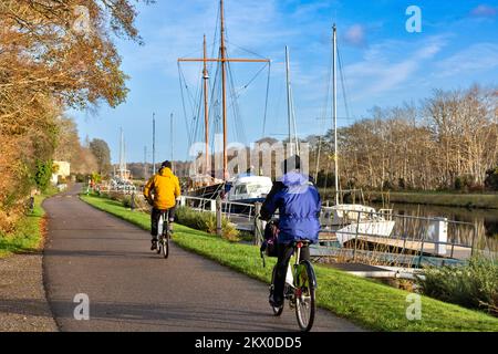 Caledonian Canal Dochgarroch Inverness Radfahrer auf der Route entlang des Kanals in Richtung Inverness Stockfoto