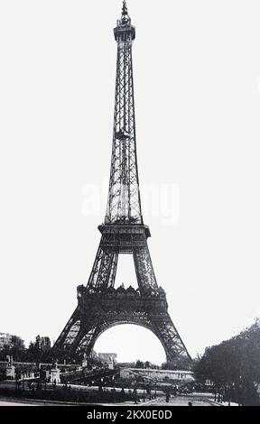 1940er-Grad-Blick auf den Eiffelturm, Frankreich zeigt die Basisfläche, wie sie zu dieser Zeit war. Es wurde aus schmiedeeisernem Gitter erbaut und befindet sich auf dem Champ de Mars in Paris, Frankreich. Es wurde nach dem Ingenieur Gustave Eiffel benannt, dessen Unternehmen es als zentralen Teil der Weltmesse 1889 entwarf und baute - Vue des années 1940 de la Tour Eiffel, Frankreich Montrant la Zone de base telle qu’elle était à cette époque. Stockfoto