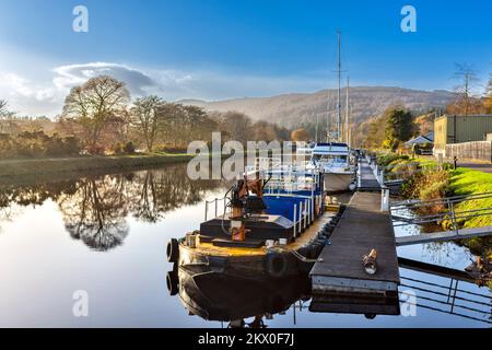 Caledonian Canal Dochgarroch Inverness schöner Herbsttag und Boote im Kanal vor Anker Stockfoto
