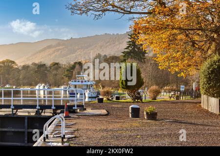 Caledonian Canal Dochgarroch Inverness die Schleusentore und Herbstfarben in den Bäumen Stockfoto