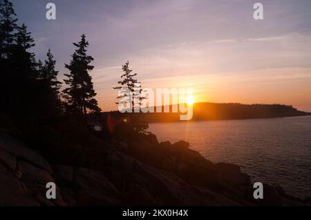 Sonnenaufgang über dem Atlantischen Ozean im Acadia-Nationalpark Stockfoto